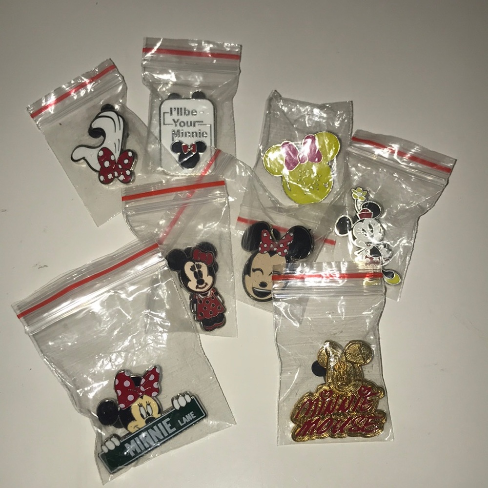 Minnie Mouse pin set